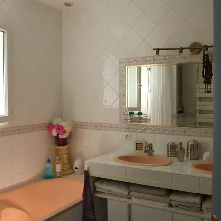 Maison Dans Un Village Au Coeur Des Garrigues بيت للعطل *