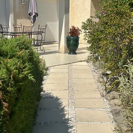 Maison Dans Un Village Au Coeur Des Garrigues بيت للعطل *