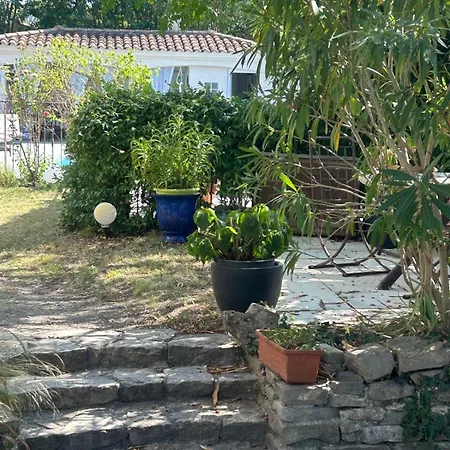 Maison Dans Un Village Au Coeur Des Garrigues بيت للعطل *
