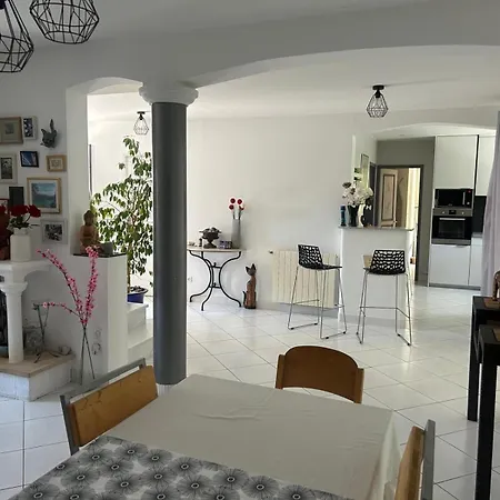 Maison Dans Un Village Au Coeur Des Garrigues